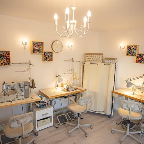 Interior atelier, mese de lucru și bobine de ață colorate
