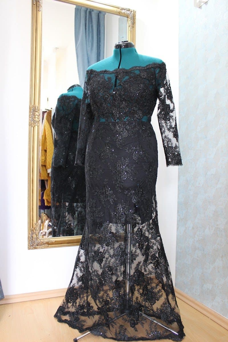 Rochie neagră cu dantelă și paiete, creație atelier Casa Laurența