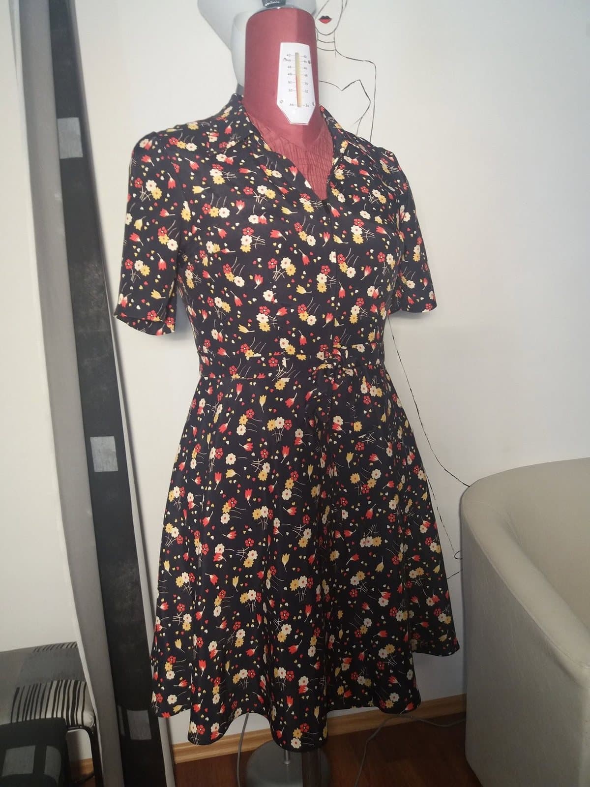 Rochie cu imprimeu floral pe manechin