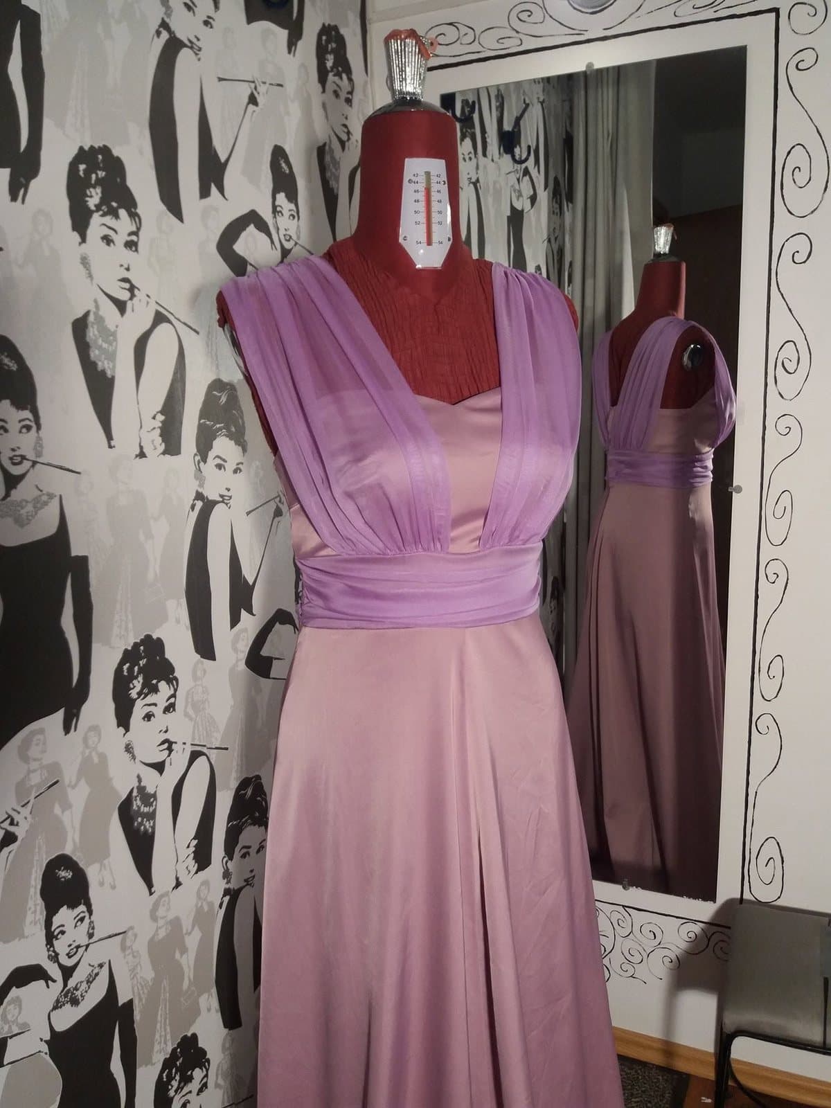 Rochie mov, probă la oglindă în atelier